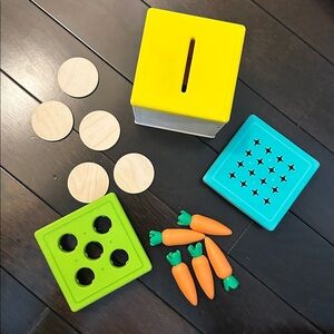 Lovevery Wooden Coin/Carrot Bank Set